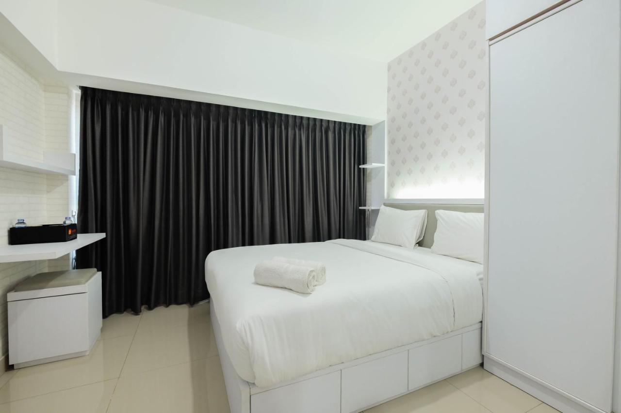 Modern White Studio At Springlake Summarecon Bekasi Apartment By Travelio Exterior foto